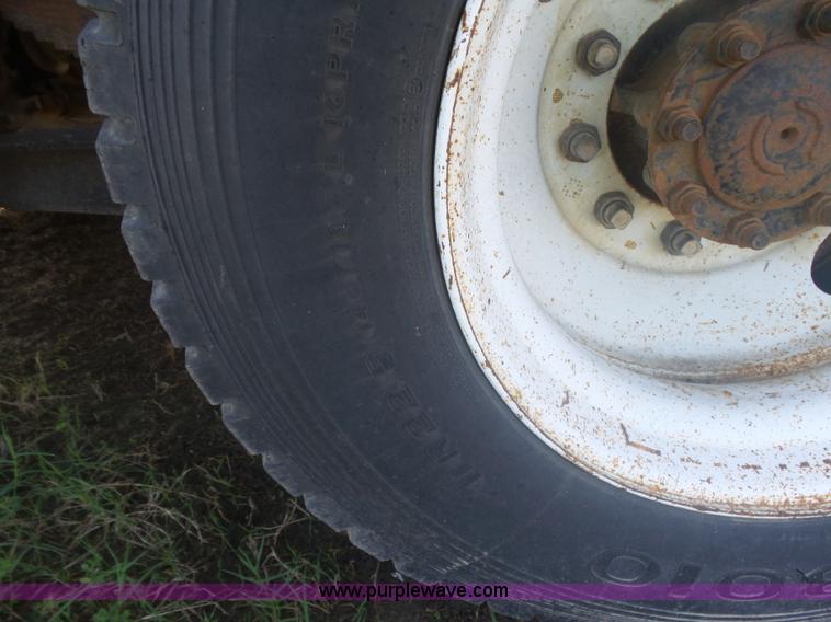 image for item CD9391 1996 International 8100 box truck