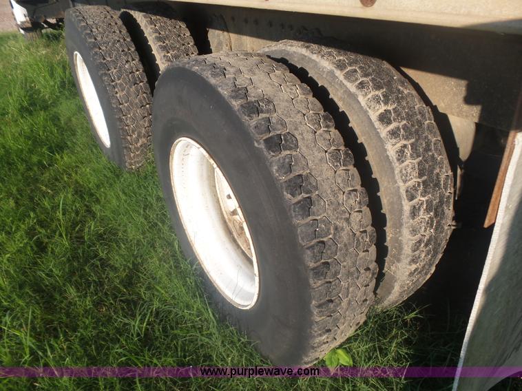 image for item CD9391 1996 International 8100 box truck