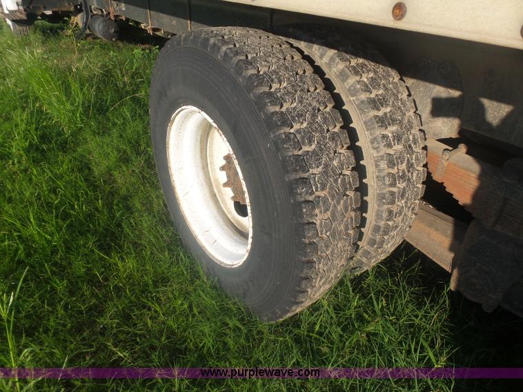 image for item CD9391 1996 International 8100 box truck