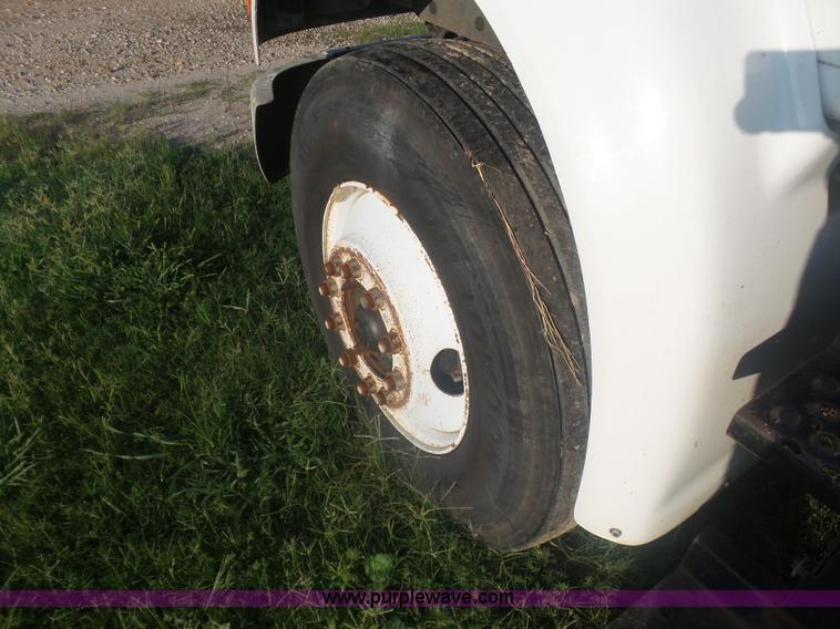 image for item CD9391 1996 International 8100 box truck