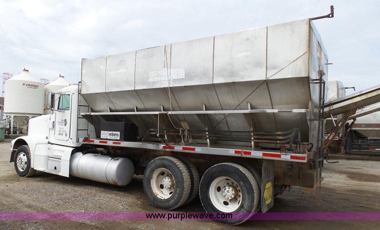 image for item K1156 1997 Peterbilt 377 tender truck