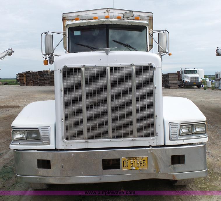 image for item K1156 1997 Peterbilt 377 tender truck