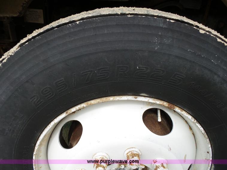 image for item K1156 1997 Peterbilt 377 tender truck