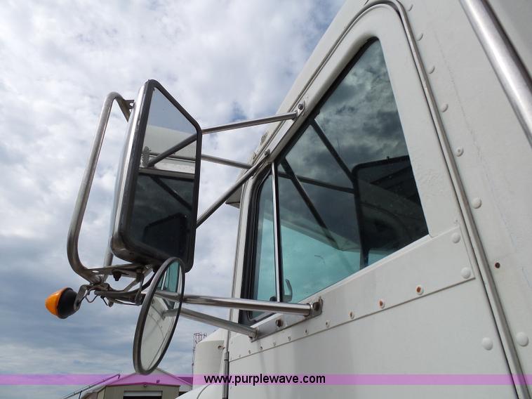 image for item K1156 1997 Peterbilt 377 tender truck