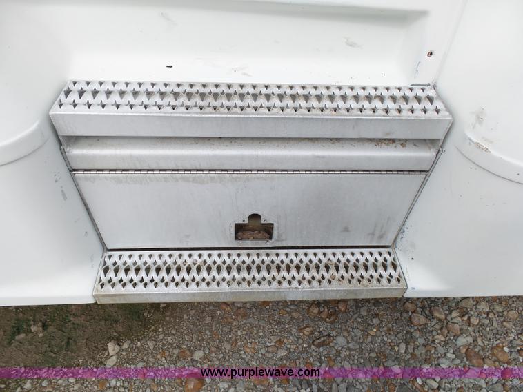 image for item K1156 1997 Peterbilt 377 tender truck