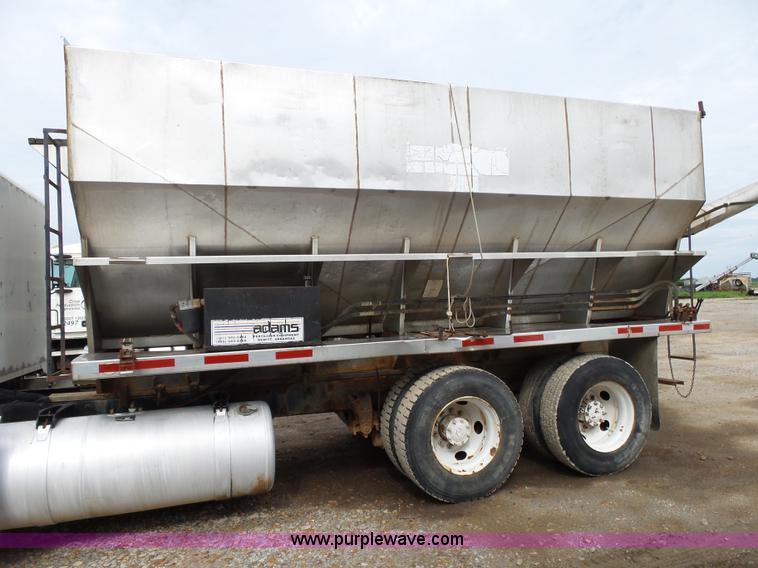 image for item K1156 1997 Peterbilt 377 tender truck