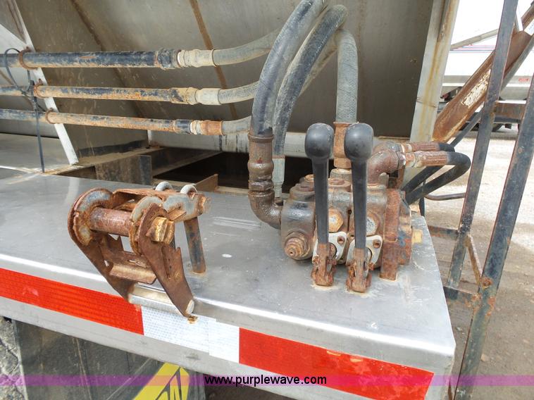 image for item K1156 1997 Peterbilt 377 tender truck