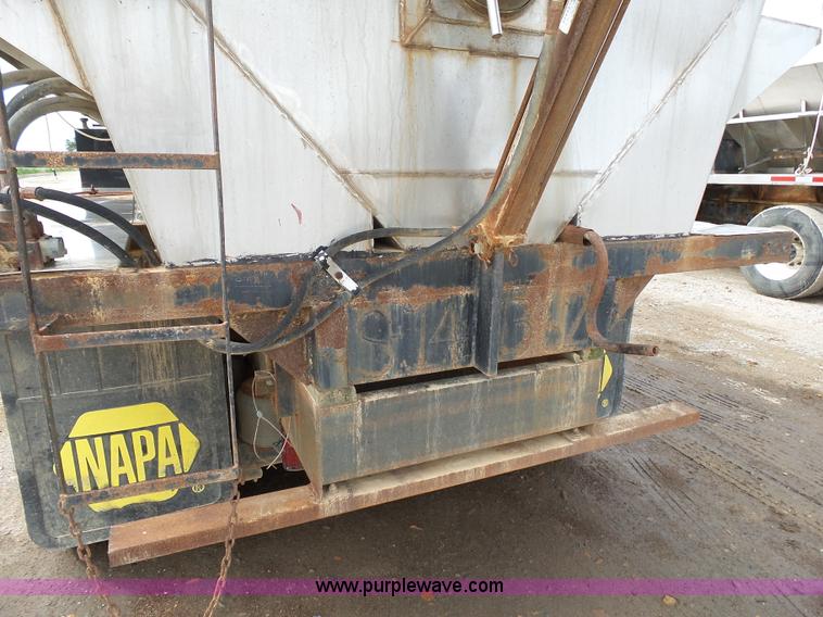 image for item K1156 1997 Peterbilt 377 tender truck