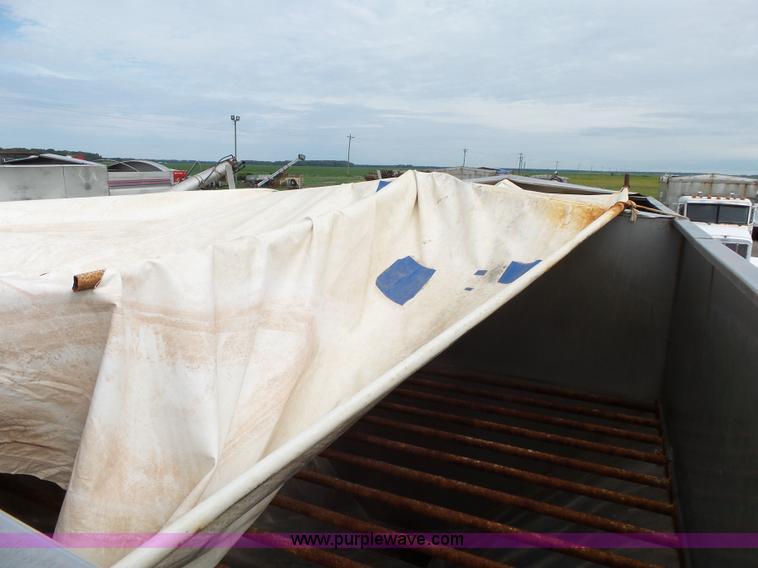 image for item K1156 1997 Peterbilt 377 tender truck