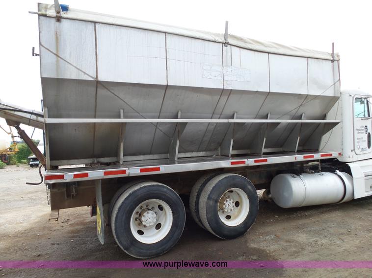 image for item K1156 1997 Peterbilt 377 tender truck