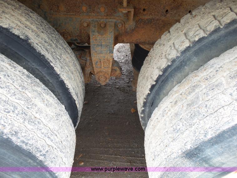 image for item K1156 1997 Peterbilt 377 tender truck