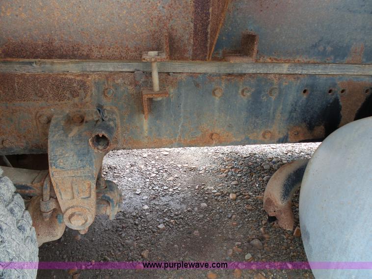 image for item K1156 1997 Peterbilt 377 tender truck