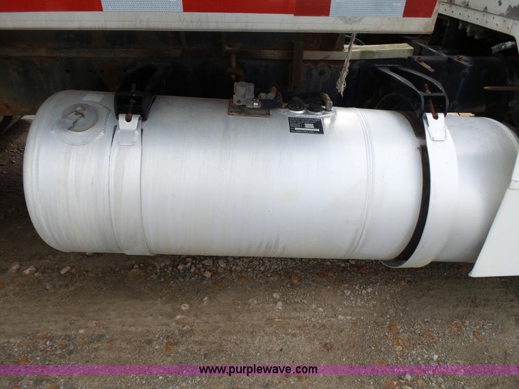 image for item K1156 1997 Peterbilt 377 tender truck