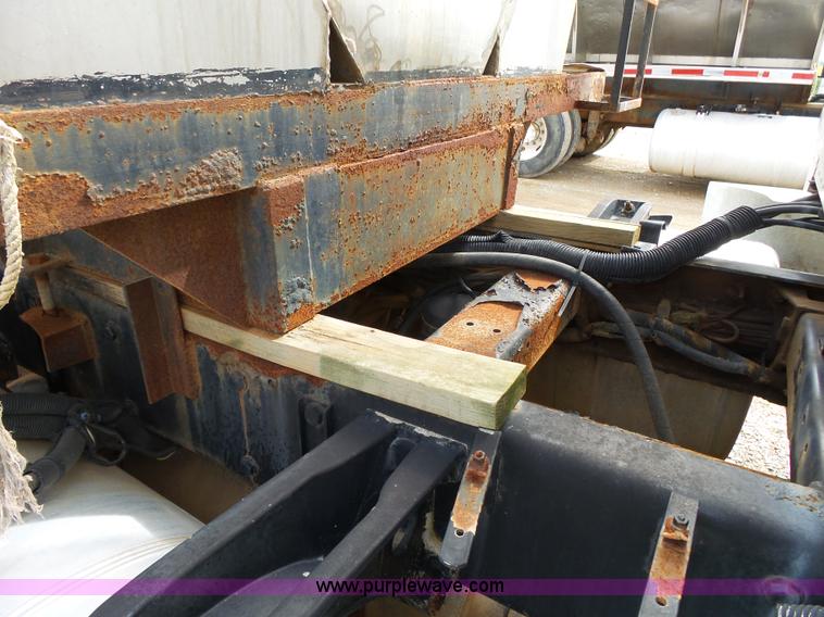 image for item K1156 1997 Peterbilt 377 tender truck