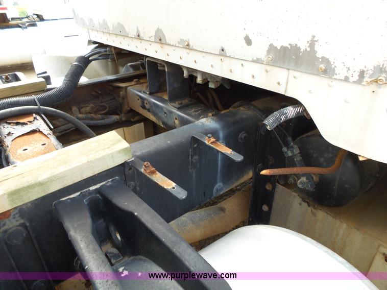 image for item K1156 1997 Peterbilt 377 tender truck