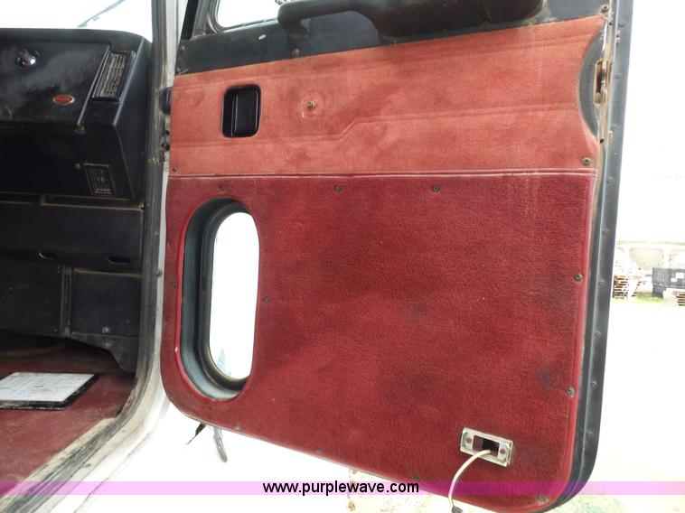 image for item K1156 1997 Peterbilt 377 tender truck