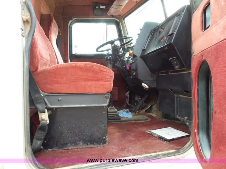 image for item K1156 1997 Peterbilt 377 tender truck