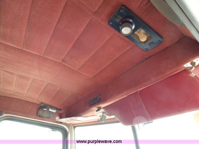 image for item K1156 1997 Peterbilt 377 tender truck