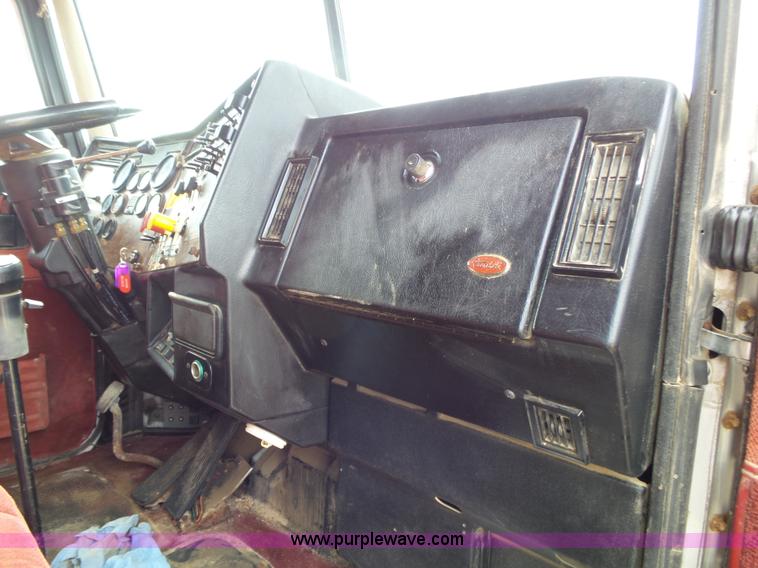 image for item K1156 1997 Peterbilt 377 tender truck