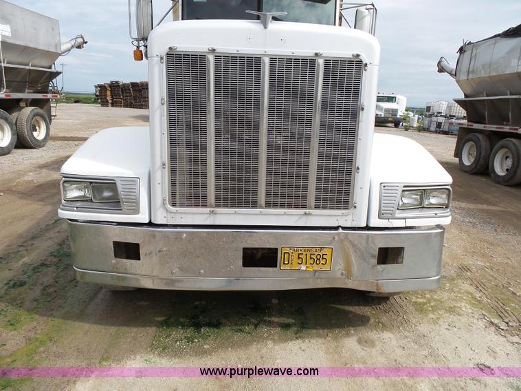 image for item K1156 1997 Peterbilt 377 tender truck