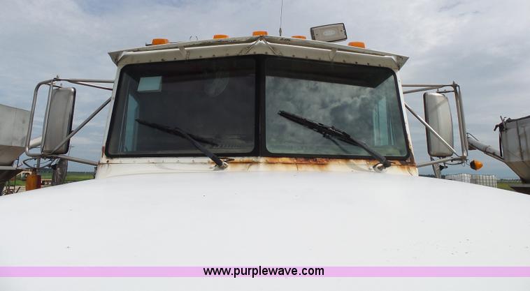 image for item K1156 1997 Peterbilt 377 tender truck