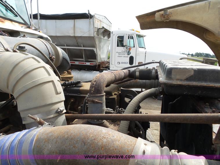 image for item K1156 1997 Peterbilt 377 tender truck