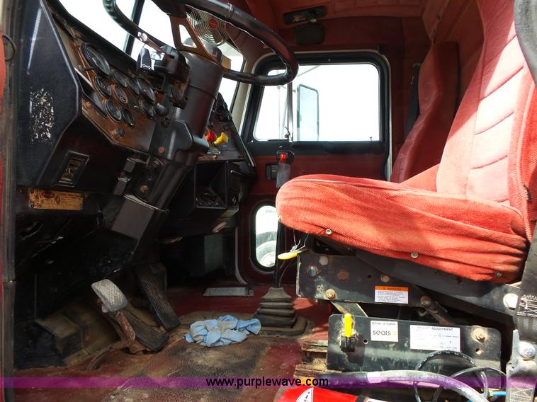 image for item K1156 1997 Peterbilt 377 tender truck