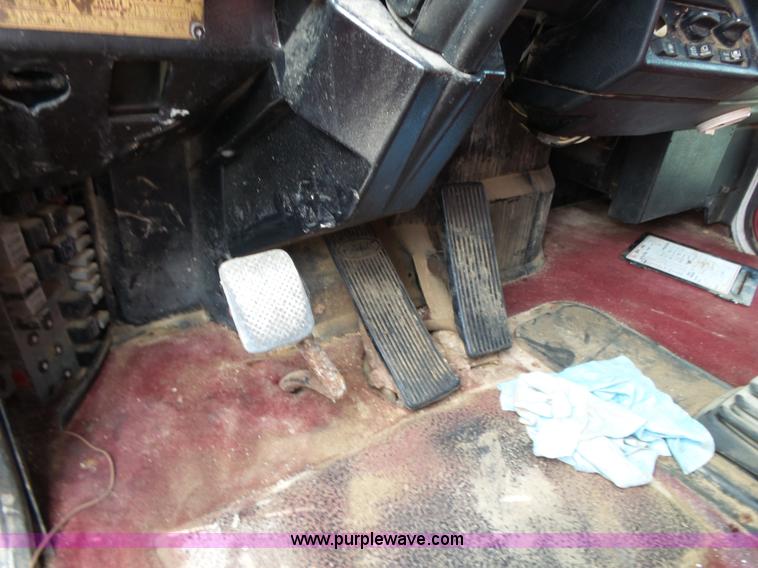 image for item K1156 1997 Peterbilt 377 tender truck