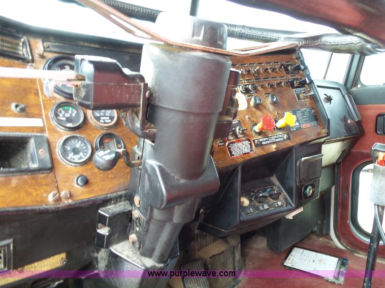 image for item K1156 1997 Peterbilt 377 tender truck