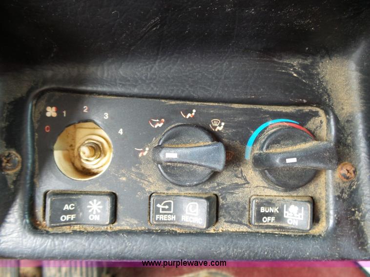 image for item K1156 1997 Peterbilt 377 tender truck