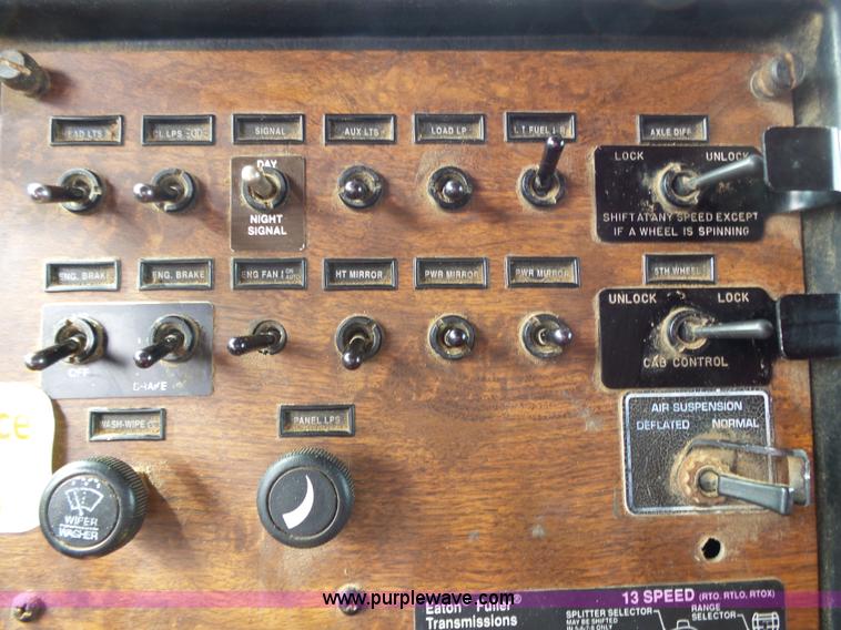 image for item K1156 1997 Peterbilt 377 tender truck