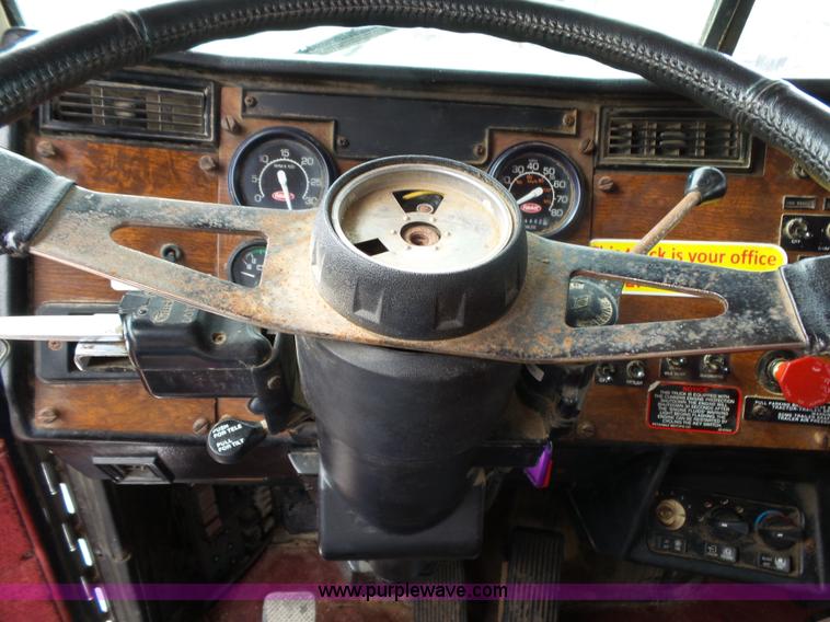 image for item K1156 1997 Peterbilt 377 tender truck