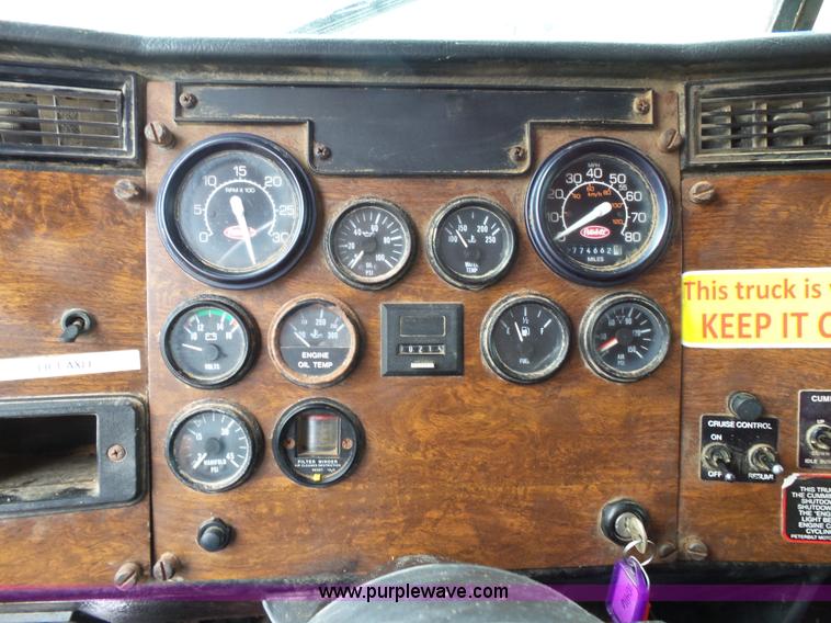 image for item K1156 1997 Peterbilt 377 tender truck