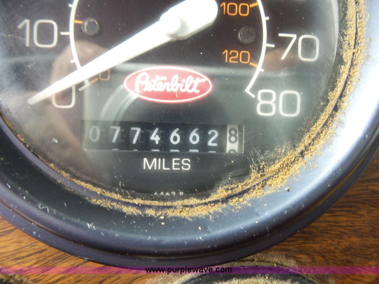 image for item K1156 1997 Peterbilt 377 tender truck