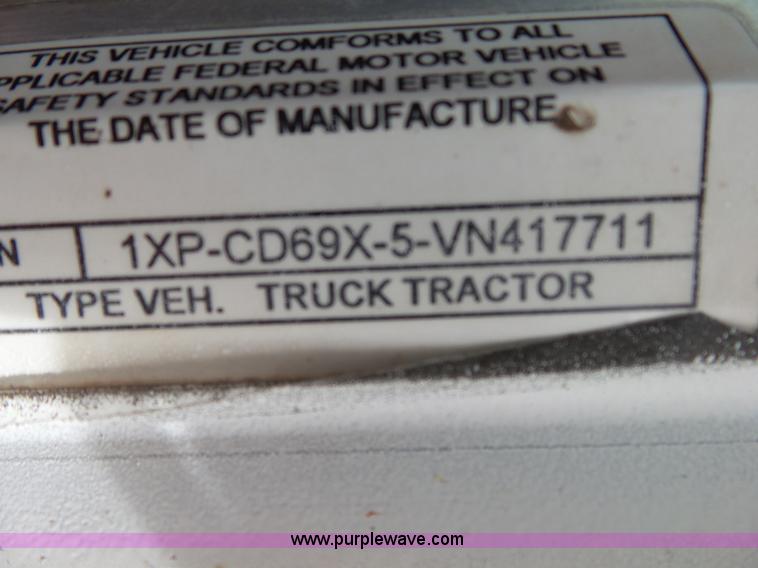 image for item K1156 1997 Peterbilt 377 tender truck