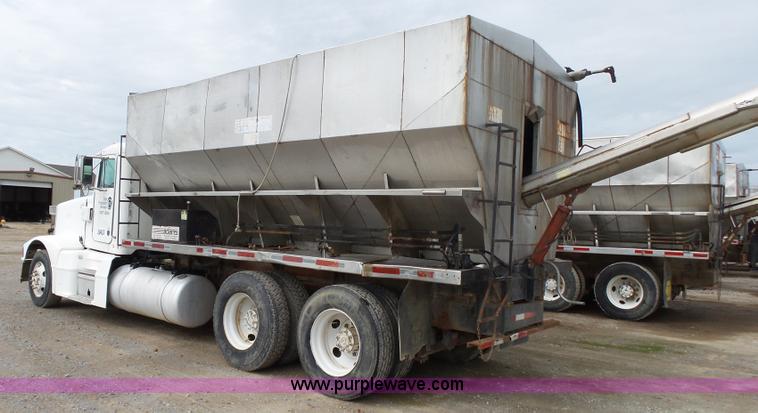 image for item K1157 1997 Peterbilt 377 tender truck