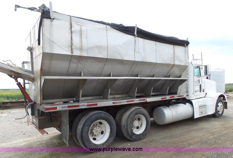 image for item K1157 1997 Peterbilt 377 tender truck