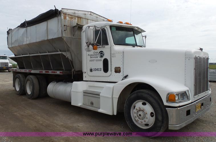 image for item K1157 1997 Peterbilt 377 tender truck