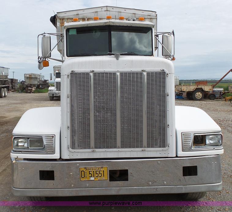 image for item K1157 1997 Peterbilt 377 tender truck