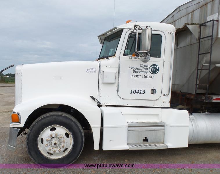 image for item K1157 1997 Peterbilt 377 tender truck