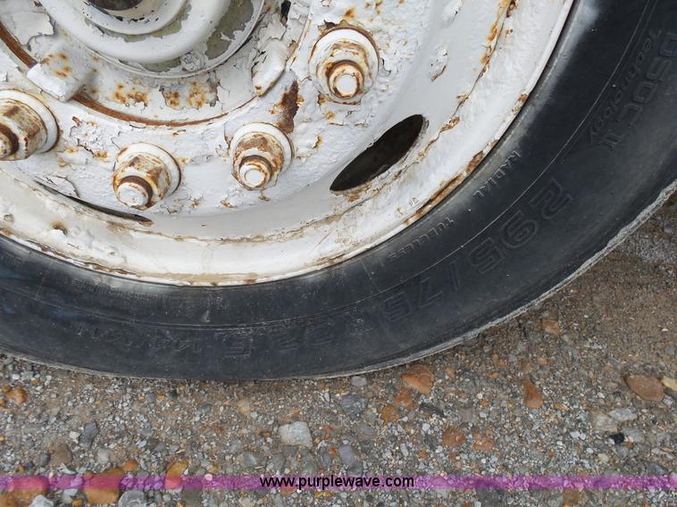 image for item K1157 1997 Peterbilt 377 tender truck