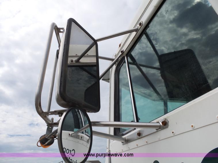 image for item K1157 1997 Peterbilt 377 tender truck