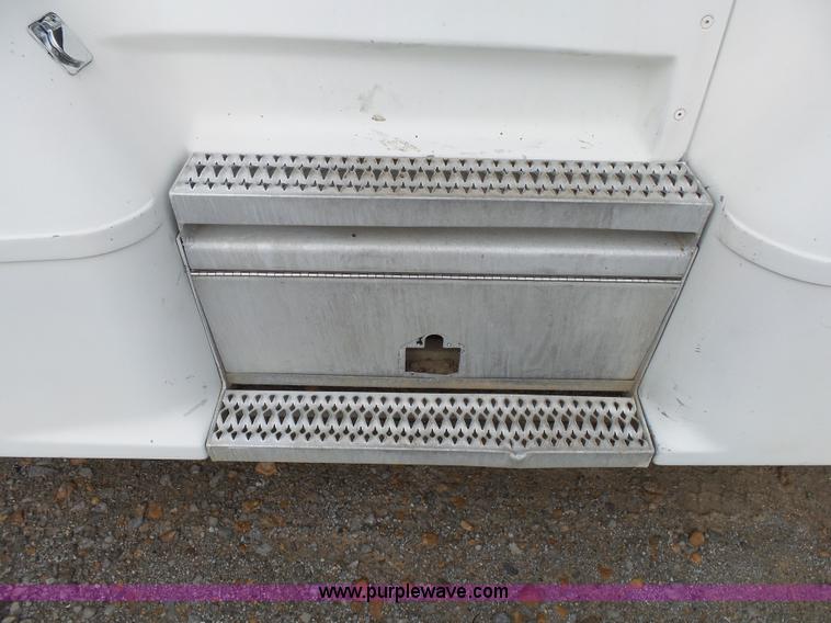 image for item K1157 1997 Peterbilt 377 tender truck