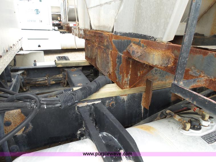 image for item K1157 1997 Peterbilt 377 tender truck