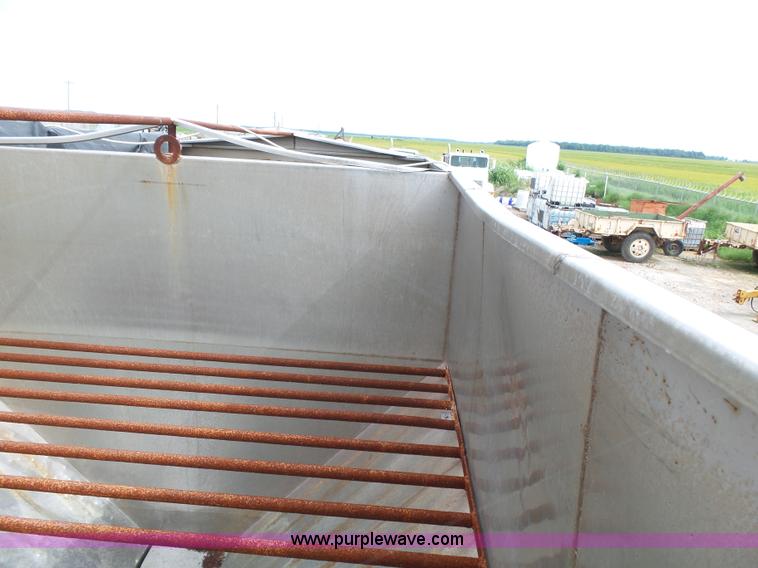 image for item K1157 1997 Peterbilt 377 tender truck