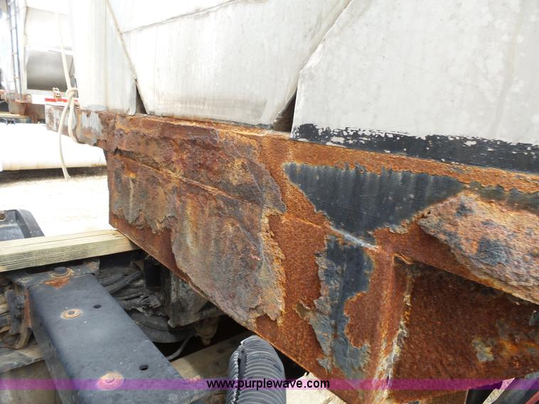 image for item K1157 1997 Peterbilt 377 tender truck