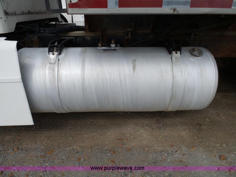 image for item K1157 1997 Peterbilt 377 tender truck