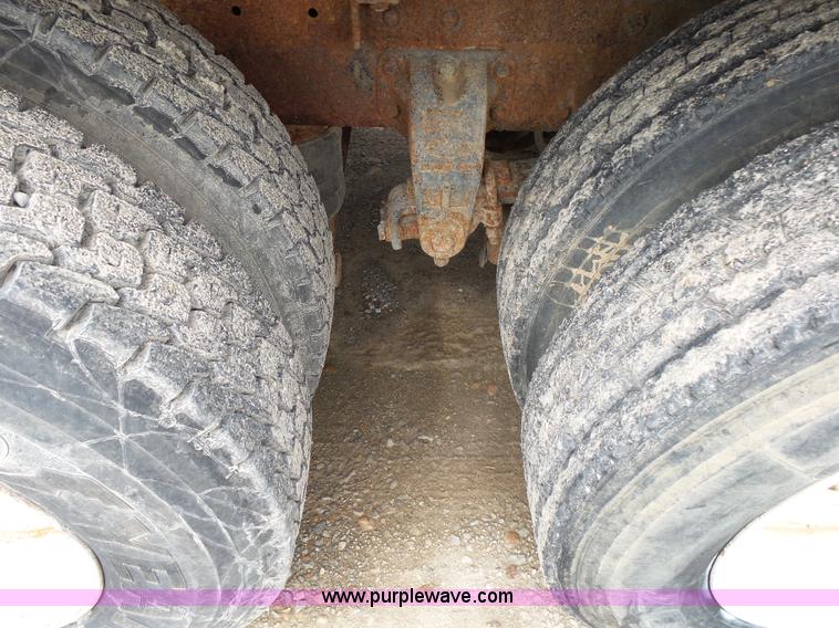 image for item K1157 1997 Peterbilt 377 tender truck