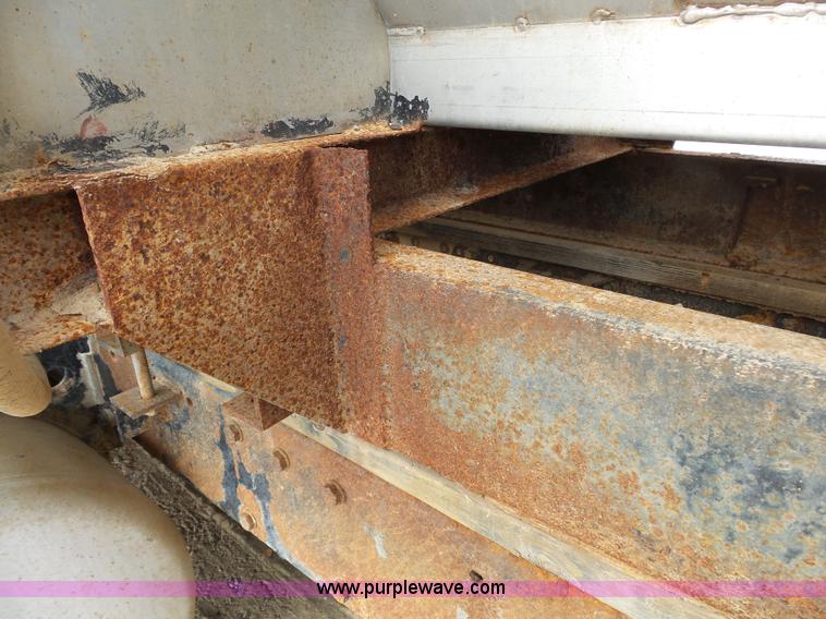 image for item K1157 1997 Peterbilt 377 tender truck