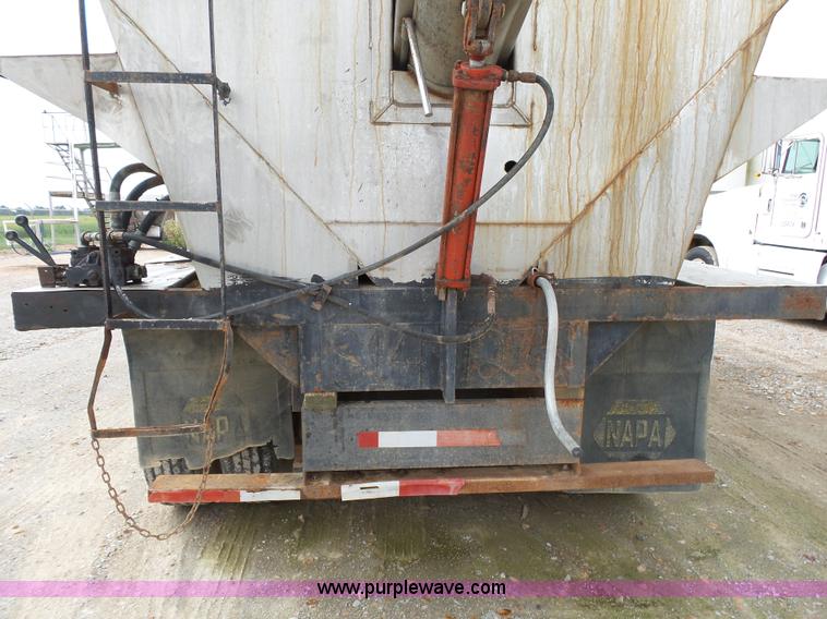 image for item K1157 1997 Peterbilt 377 tender truck